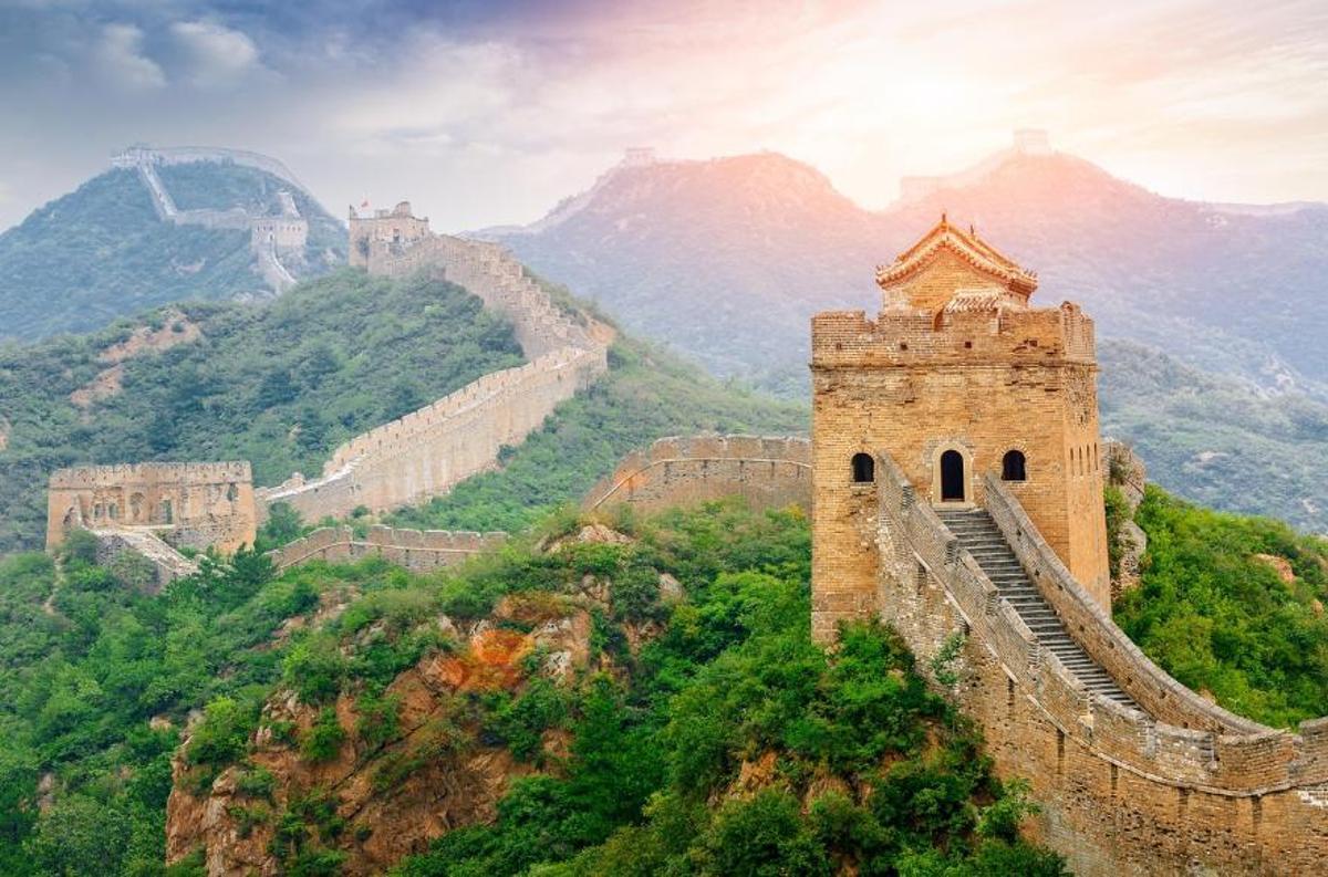 Imatge d'arxiu d'ua fotografia de la Gran muralla china, mutanyes i boscos