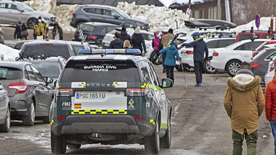 Una patrulla de la Guardia Civil por el aparcamiento.