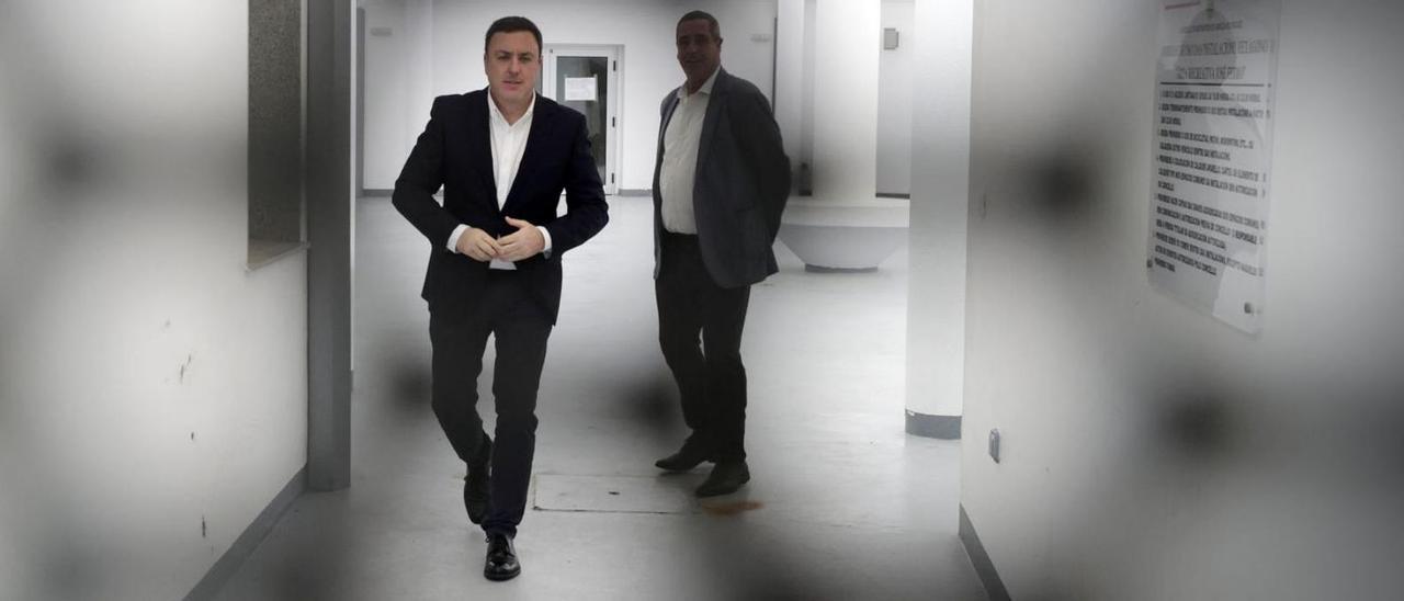 Formoso, con un trabajador del PSdeG detrás, ayer en As Pontes. |   // CABALAR/EFE