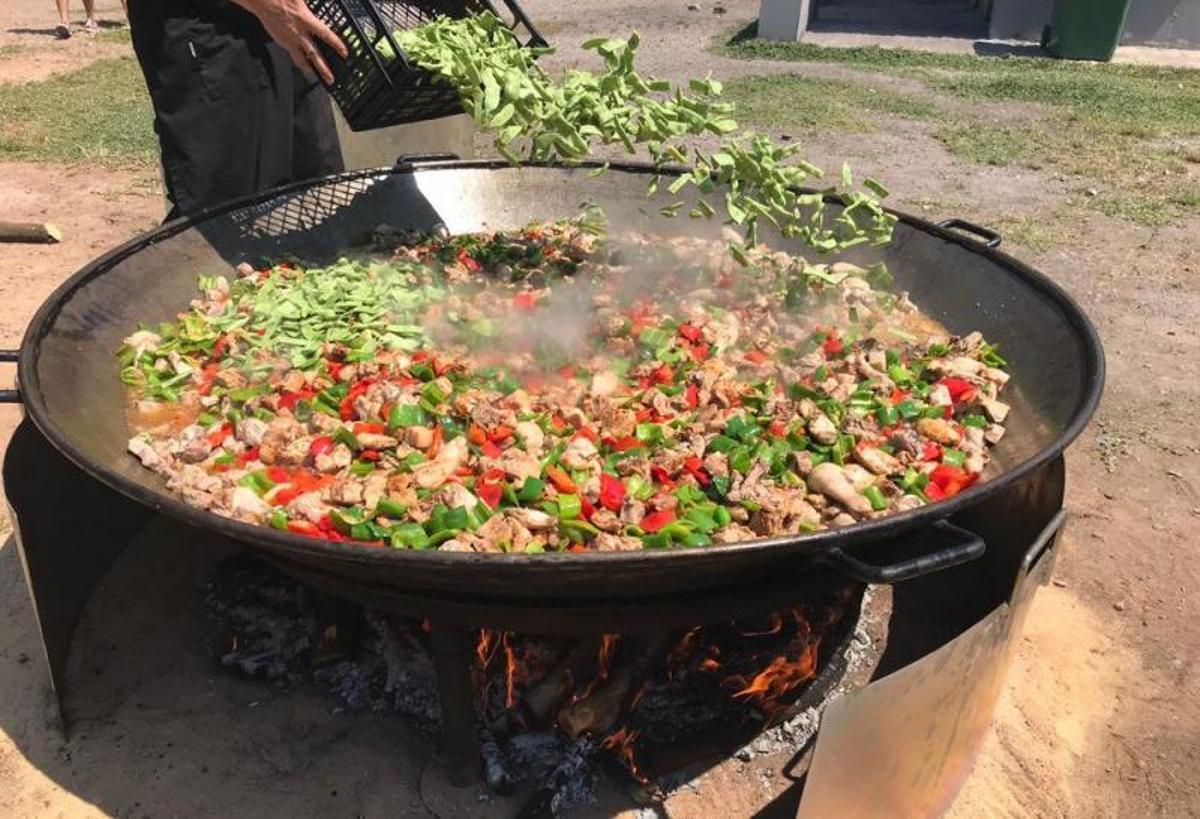 Así se prepara una deliciosa paella monumental de Castellón