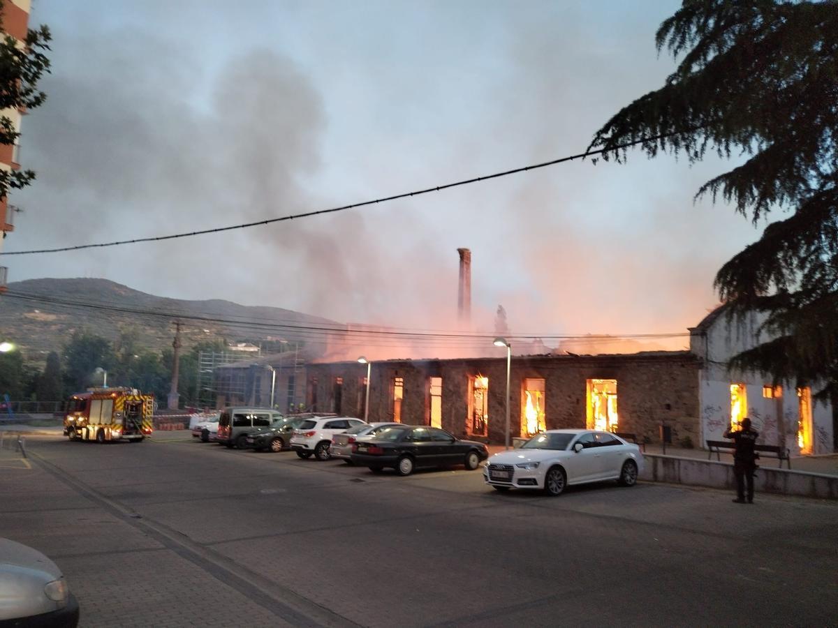 Fotogalería | Las imágenes del incendio en un edifico en ruinas en Plasencia Fotogalería | Las imágenes del incendio en un edifico en ruinas en Plasencia
