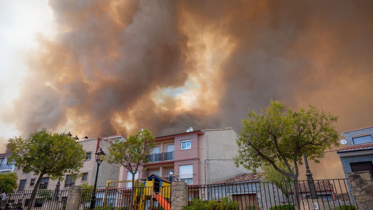 La humareda se cierne sobre Bejís en una imagen del día del desalojo de la localidad.