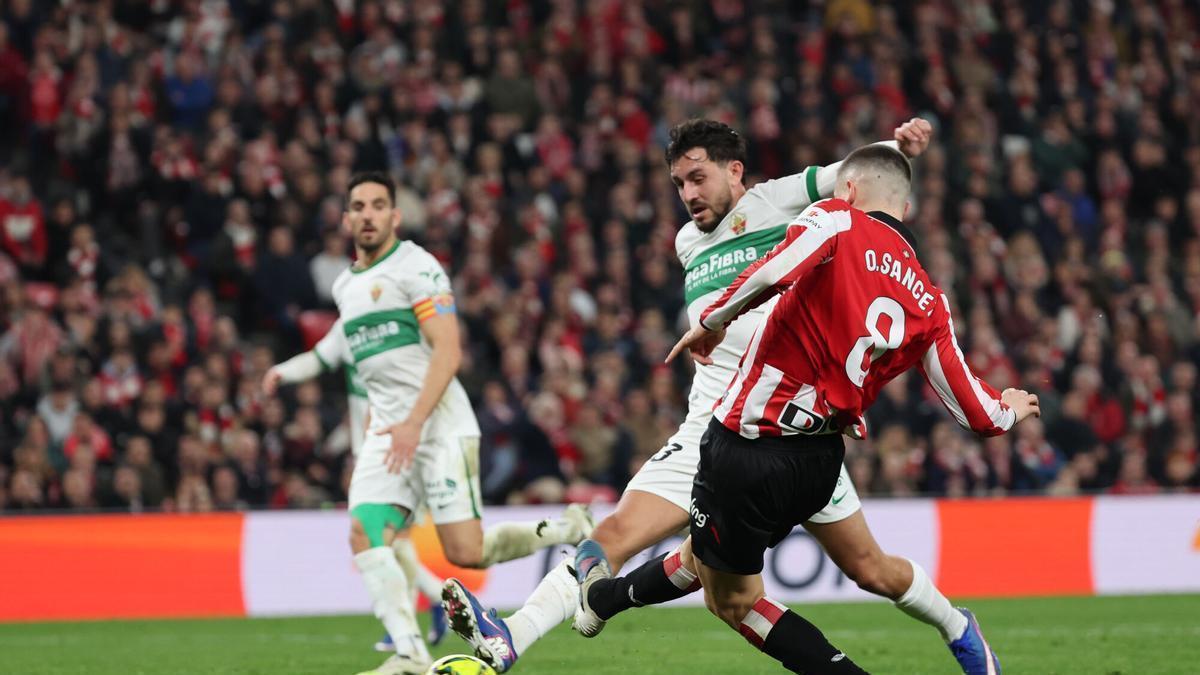 BILBAO, 20/02/2026.- El centrocampista del Athletic Club, Oihan Sancet (d), disputa el baló ante el defensa del Elche, Victor Chust, durante el encuentro correspondiente a la jornada 25 de Laliga EA Sports que disputan este viernes Athletic Club y Elche en el estadio de San Mamés, en Bilbao. EFE / Luis Tejido.