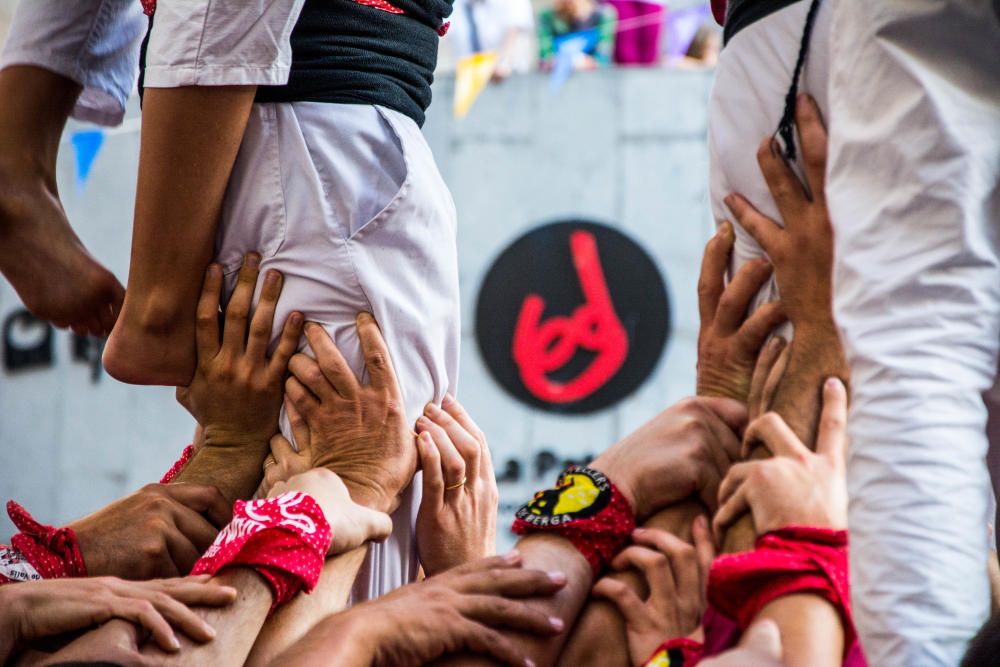 Els castellers de Berga descarreguen la primera construcció de vuit pisos