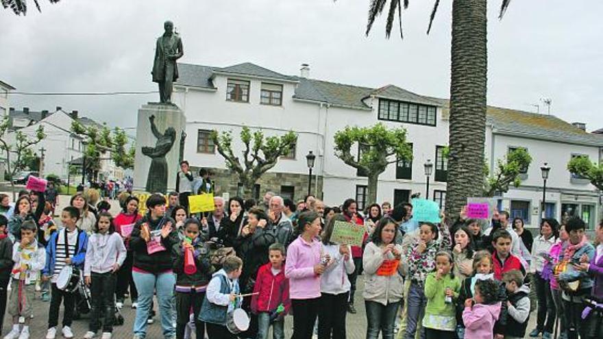 Mayores y niños participantes, ayer, en la cacerolada de protesta en el parque de Tapia.