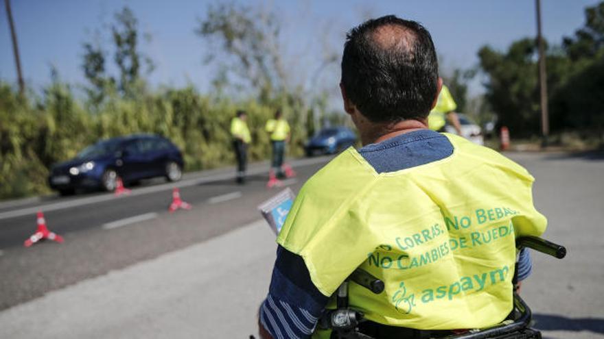 Lesionados medulares acompañan a la Guardia Civil en los controles para concienciar a los conductores