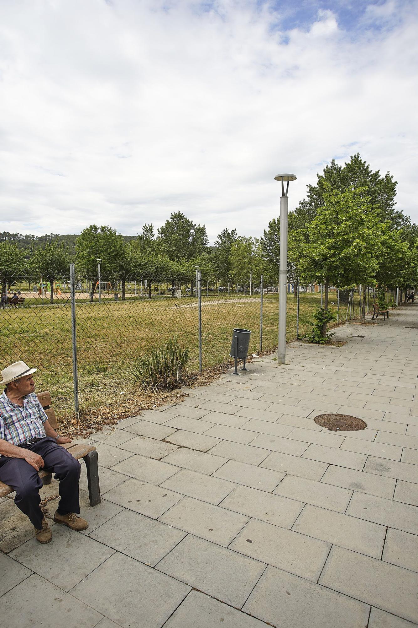 Sarrià de Ter tanca un solar perquè no hi entrin els gossos