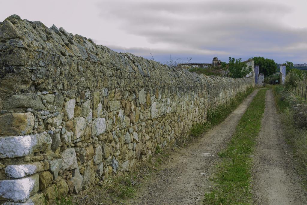 Camino de acceso a un pueblo rural