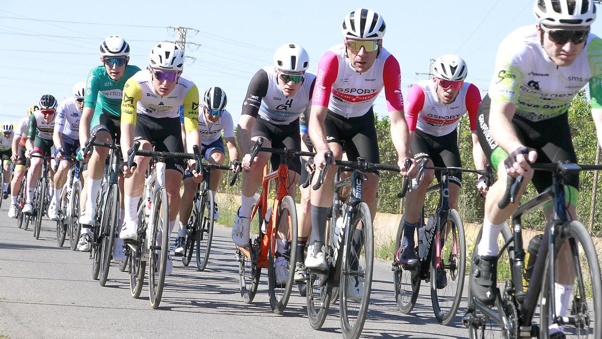 Parcipantes en la carrera ciclista en Puçol.