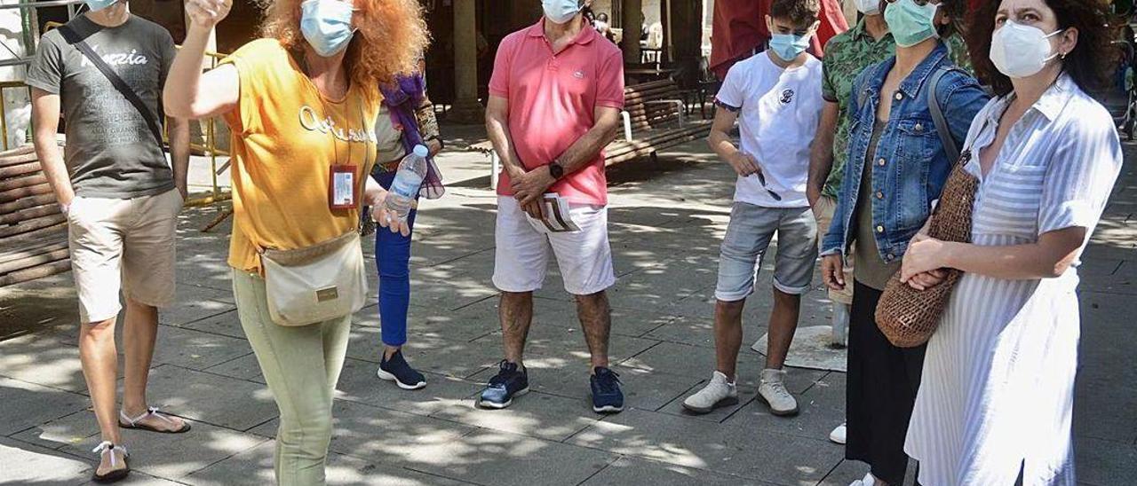 Una guía se dirige a un grupo de turistas en la plaza de A Verdura de Pontevedra, ayer.