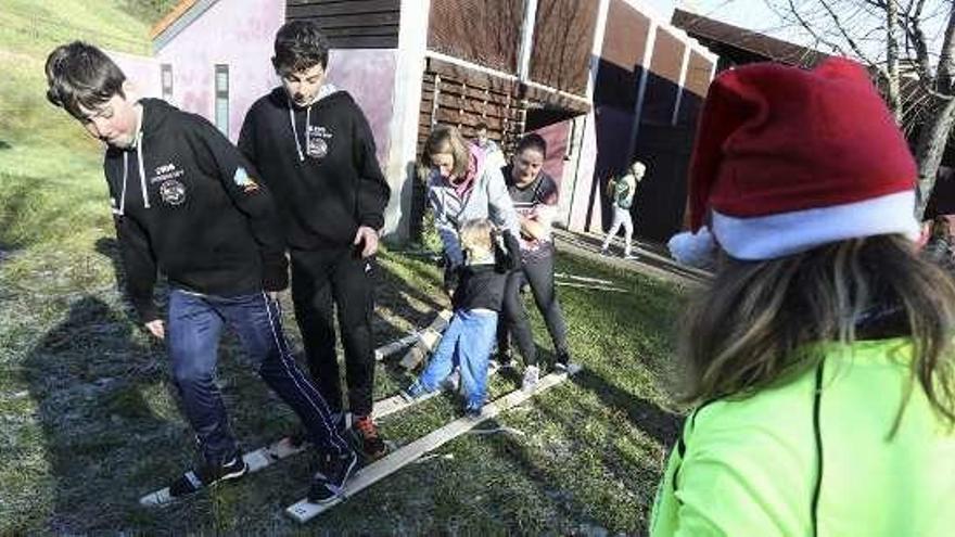 Algunos participantes tratan de superar uno de los obstáculos.