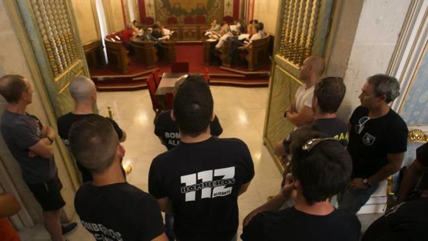 Un grupo de bomberos protestó ayer por la precaridad de la plantilla.