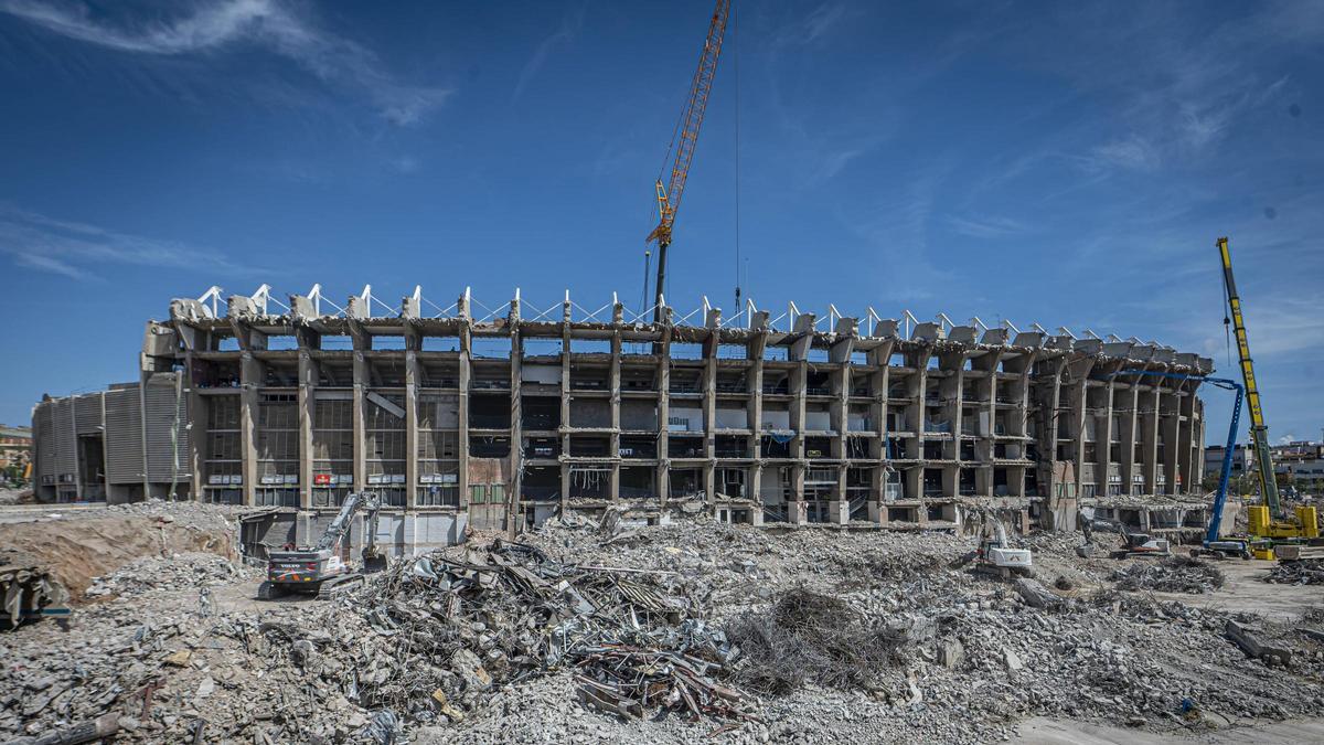 Una imagen de las obras de demolición del viejo Camp Nou.