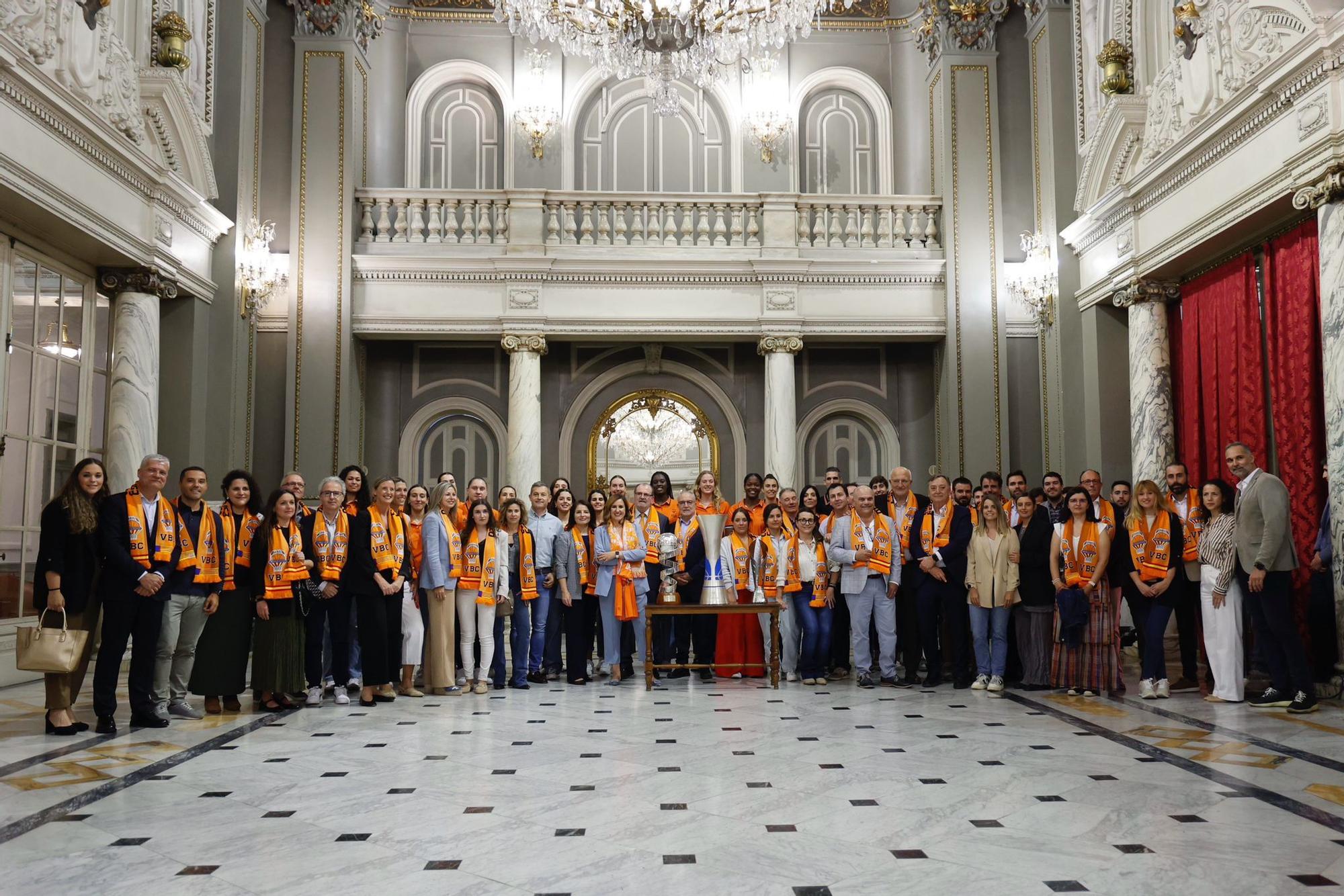 El Valencia Basket celebra en casa su triplete histórico