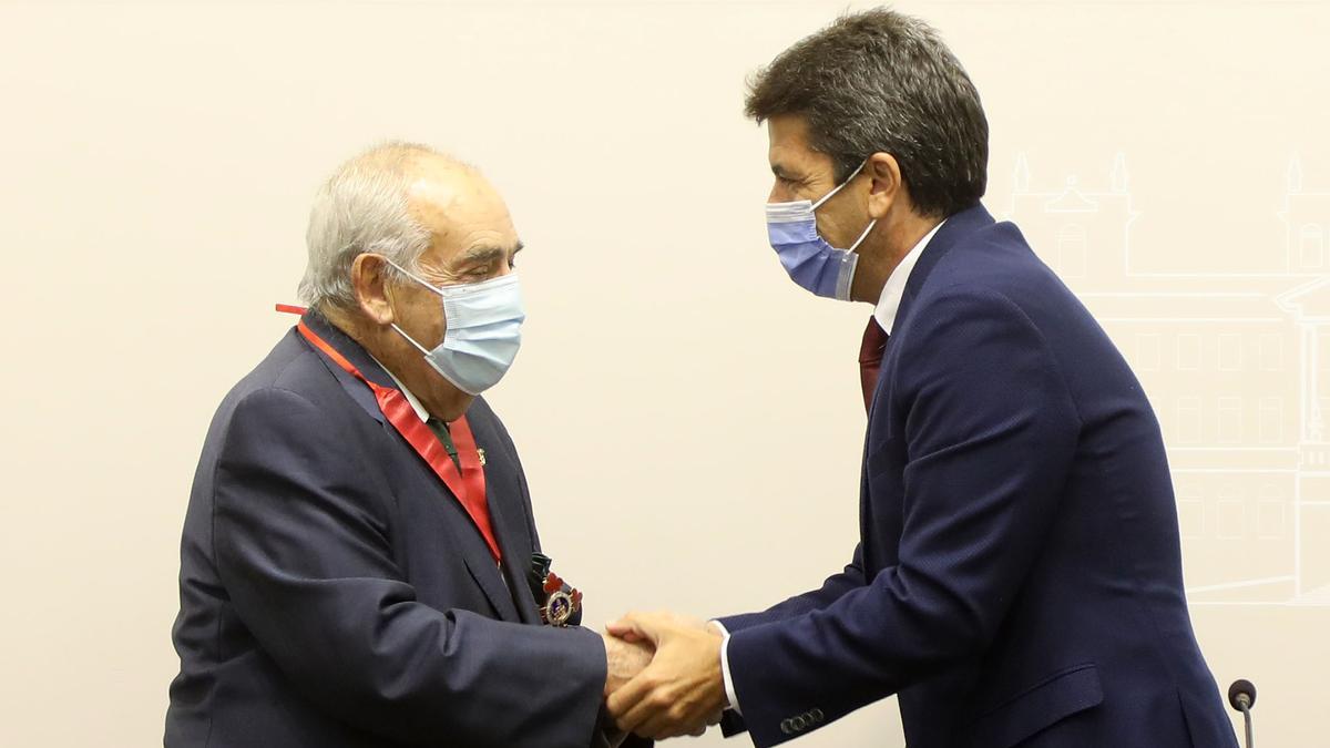 Reconocimiento al poeta Alfredo Gómez Gil en la Diputación Información