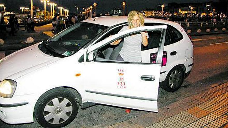 Dori Granda, en su taxi.