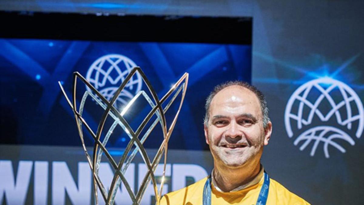 Aniano Cabrera levanta el trofeo de la BCL conquistado en Bilbao.