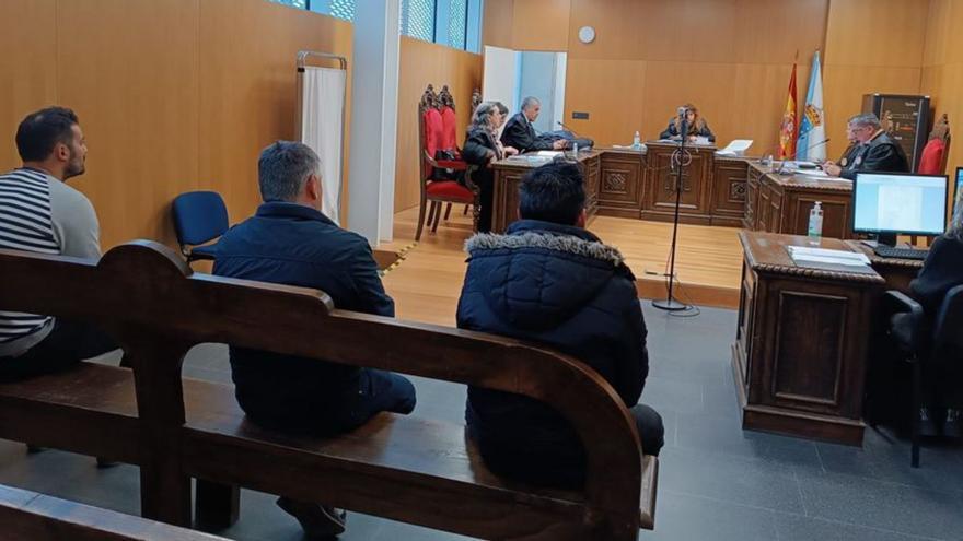 Tres de los cuatro acusados, en el banquillo del juzgado de lo Penal 1 de Ourense.