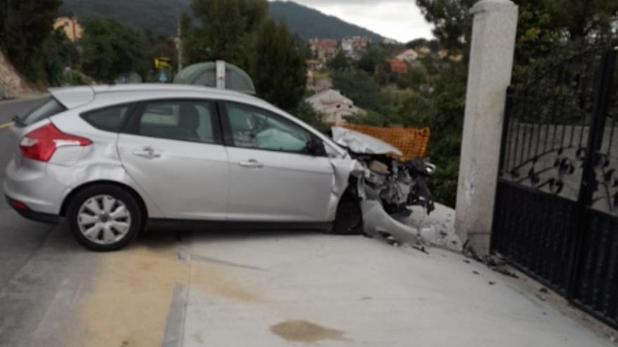 El vehículo implicado en el accidente en Tirán.