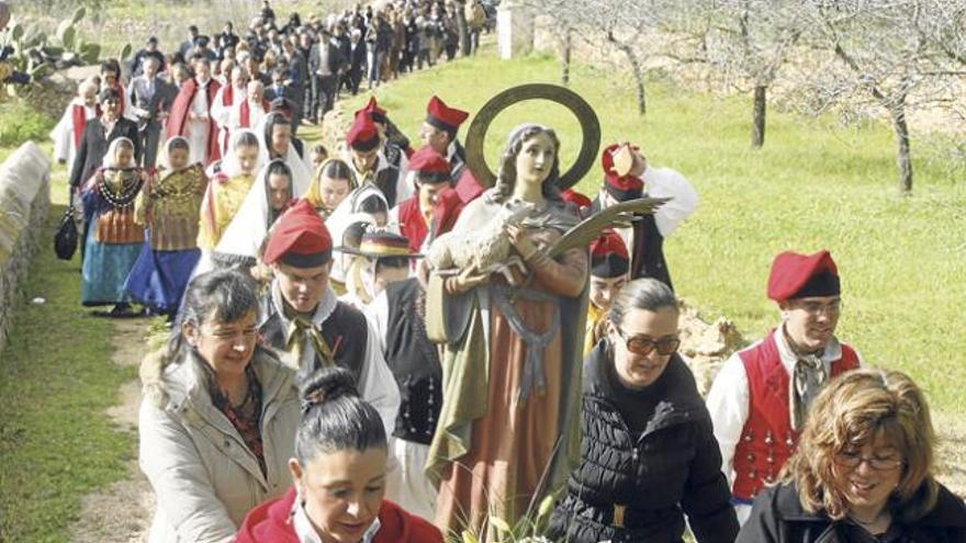 La imagen de Santa Agnès, en la procesión que recorrió los alrededores de la parroquia y que fue seguida por las autoridades y vecinos de la zona.