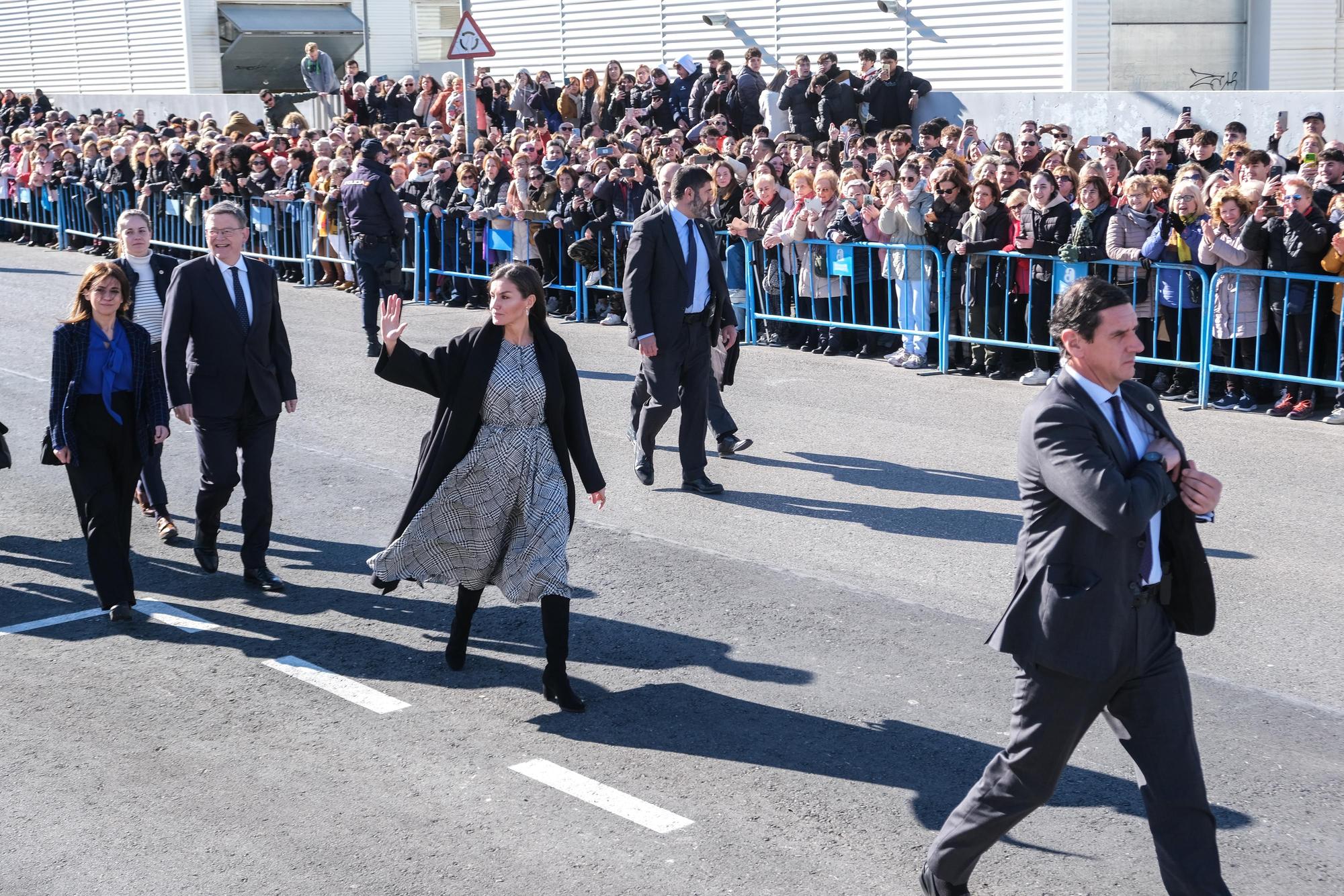 Recibimiento por todo lo alto y con gritos de "guapa" a la reina Letizia en Petrer