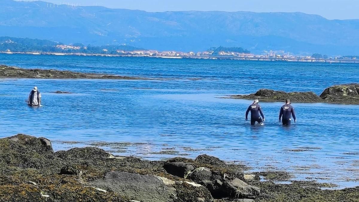 Efectivos de emergencias de Cambados y el atrapado.