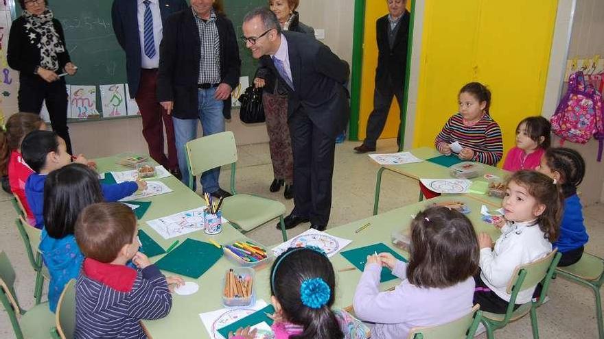 Jesús Vázquez, con alumnos del CEIP de Covadonga.  // Jesús Regal