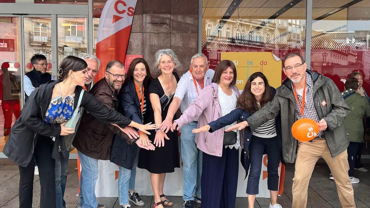 Miembros de la candidatura de Ciudadanos Vigo en el cierre de campaña en La Farola de Urzáiz