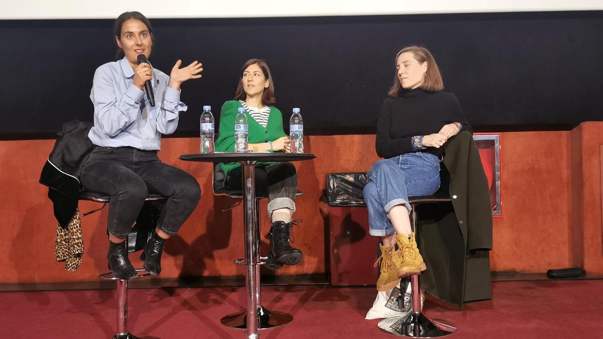 Elena López Riera y Carla Simón, con la periodista Pepa Blanes, hablaron sobre sus películas en los cines Lys.