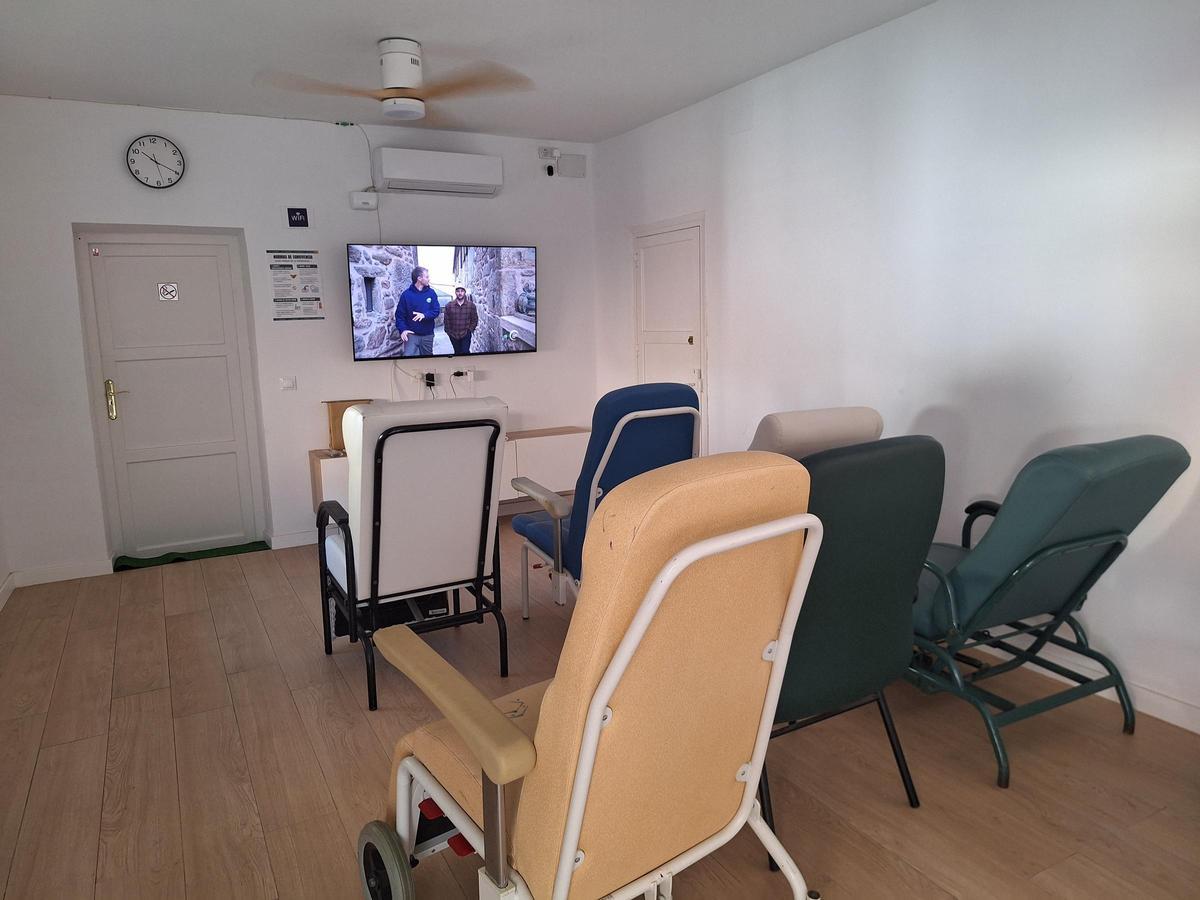 La casa ofrece a los usuarios una sala donde descansar y ver un poco de televisión