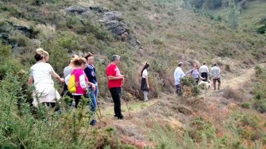 Participantes en la ruta por Illano.