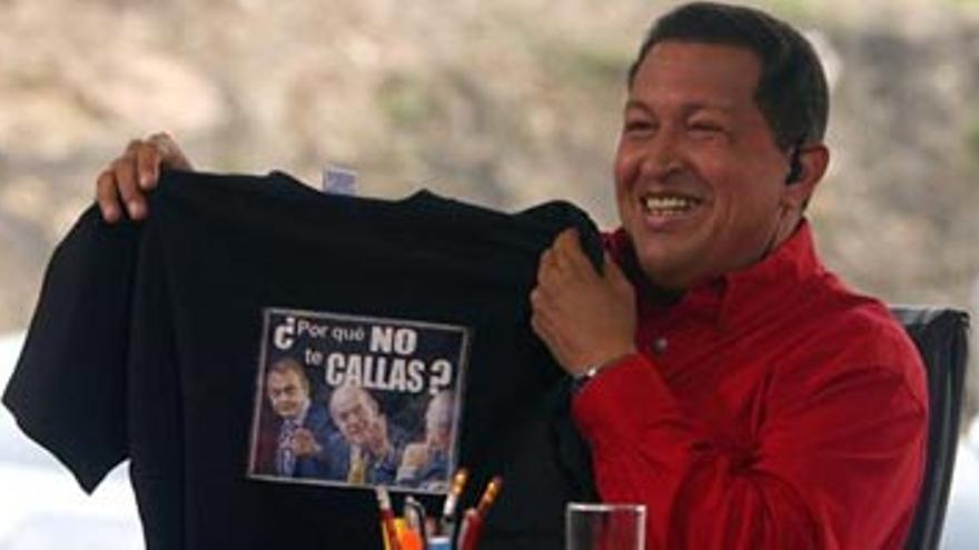 Chávez enseña la camiseta que le regaló el Rey