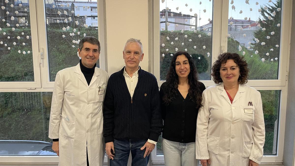 El psiquiatra Raúl Vázquez-Noguerol Méndez, a la izquierda, junto a otros miembros del equipo de investigación: Rafael Fernández, psicólogo; Tania Rivera, coordinadora de investigación; y María del Carmen Curto, enfermera.