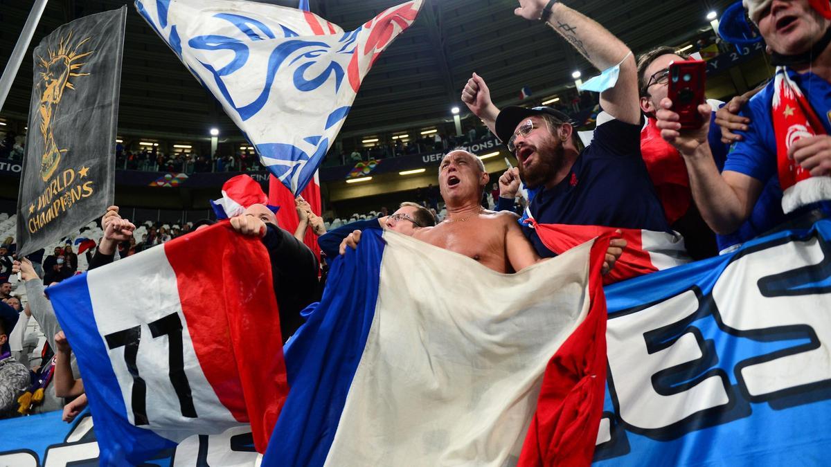 Los seguidores franceses celebran la victoria.