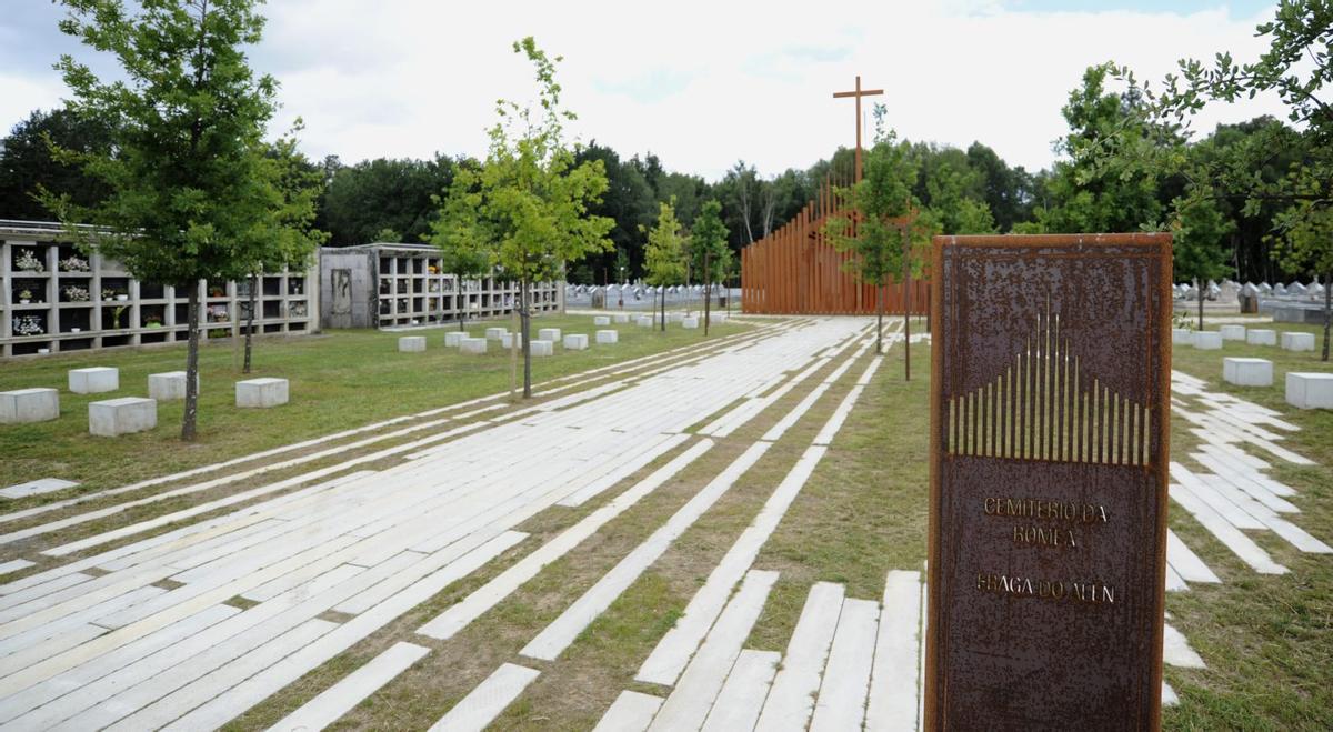 Entrada al camposanto municipal Fraga do Alén, en A Romea. | BERNABÉ/JAVIER LALÍN