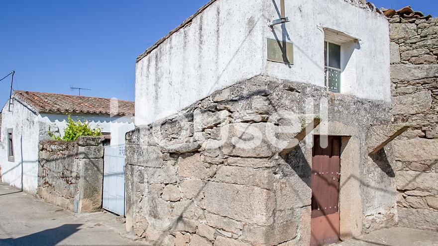 Entorno rural, patio, jardín y cerca de un pantano: el chollazo de casa a la venta por menos de 43.000 euros en esta zona de Zamora