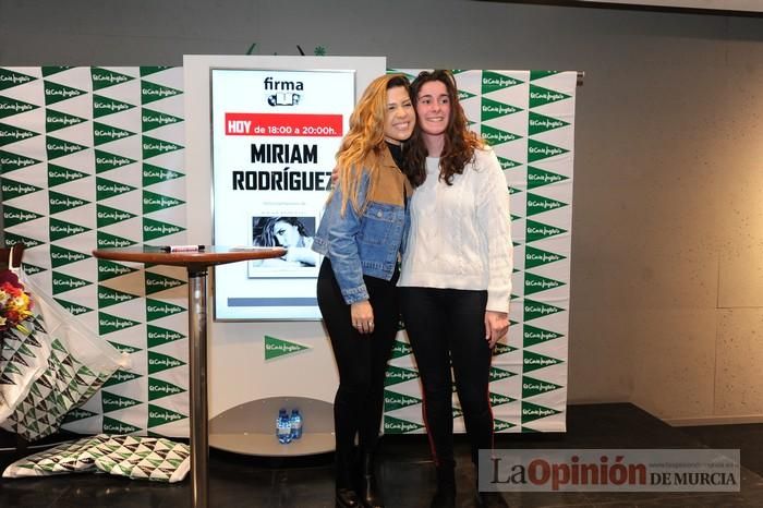 Miriam Rodríguez firma discos en El Corte Inglés