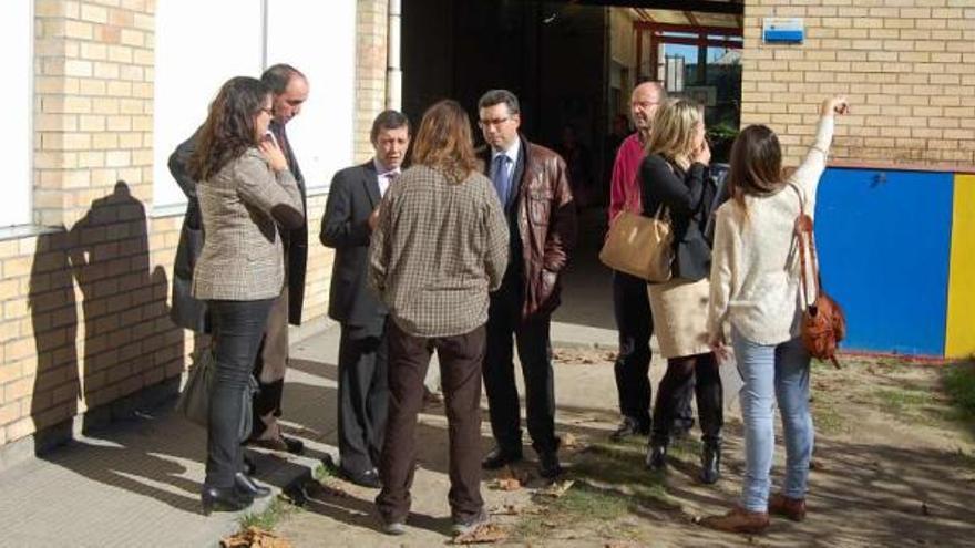 El secretario xeral de Educación, Jesús Oitavén (3º por la izq.) y el alcalde, Javier Bas (centro), ayer, durante la visita al colegio de Cedeira junto a representantes del Anpa y la dirección del centro.  // Faro