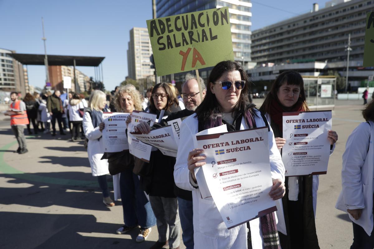 Los sanitarios se han manifestado desde el Departament de Salut hasta la estación de Sants en defensa de la sanidad pública durante el primer día de la huelga de médicos.