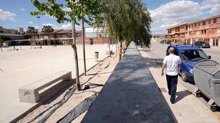 Una imagen del instituto, tomada desde la valla que lo separa del aparcamiento de la calle.