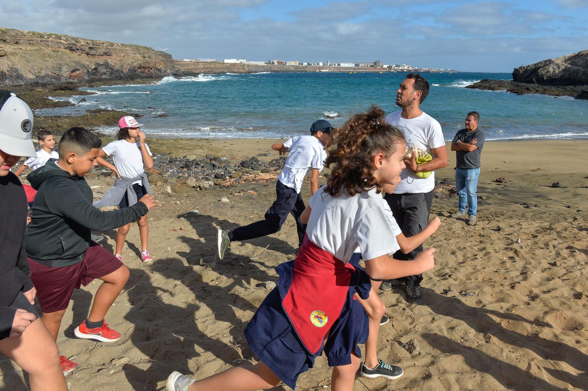 Los alumnos del Saulo Torón limpian la playa de Aguadulce