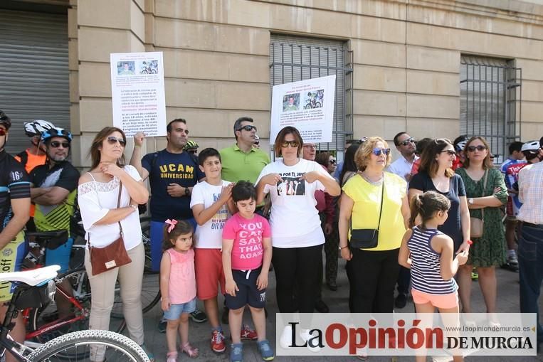 Concentración por la seguridad de los ciclistas