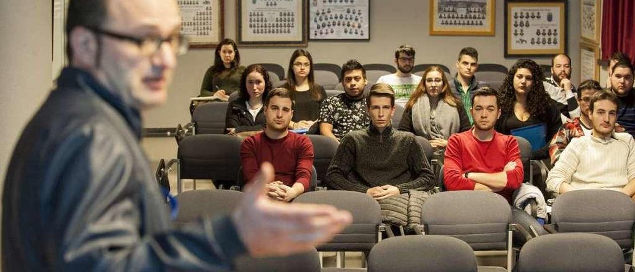 Una de las charlas del Foro de Empleo, ayer en la Escuela de Ingeniería Informática. // Brais Lorenzo