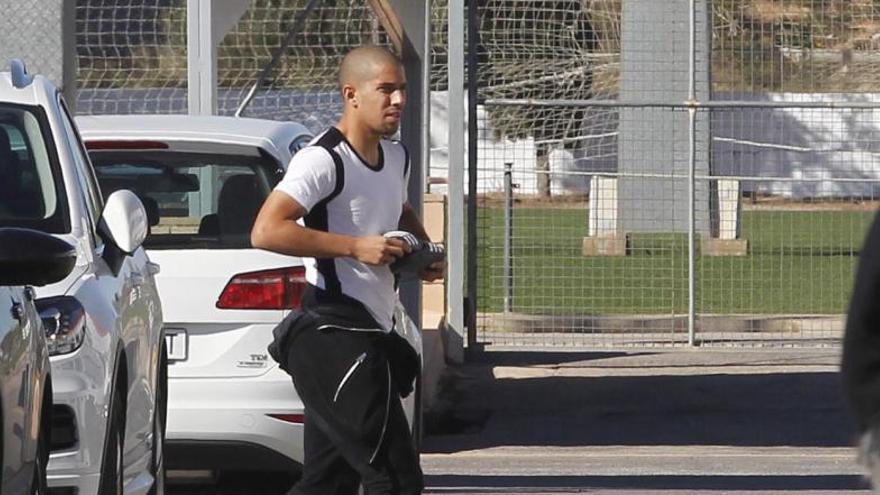 Feghouli regresa de Argel tras ser evaluado por la Federación