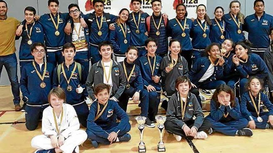 Los taekwondistas del Palma posan al final del torneo con sus medallas.