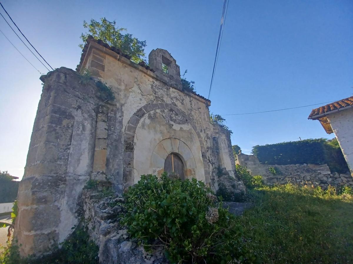 Capilla de Santa Lucía, junto al palacio de Vega de Poja.