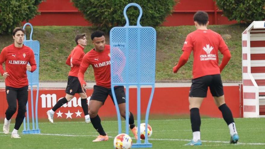 Cortés, en el centro, conduce el balón. | ÁNGEL GONZÁLEZ