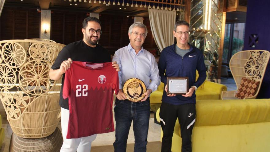 El alcalde de Estepona recibió a los representantes de la Federación de fútbol de Qatar