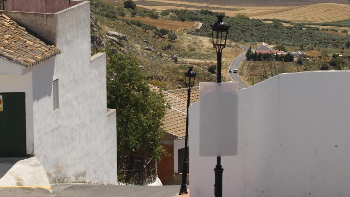 Una calle de Cañete la Real y al fondo, la carretera MA-6400