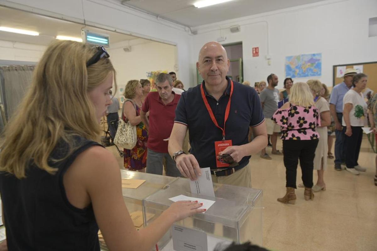 El candidato al congreso del PSOE por la provincia, Alejandro Soler, ejerciendo su derecho al voto